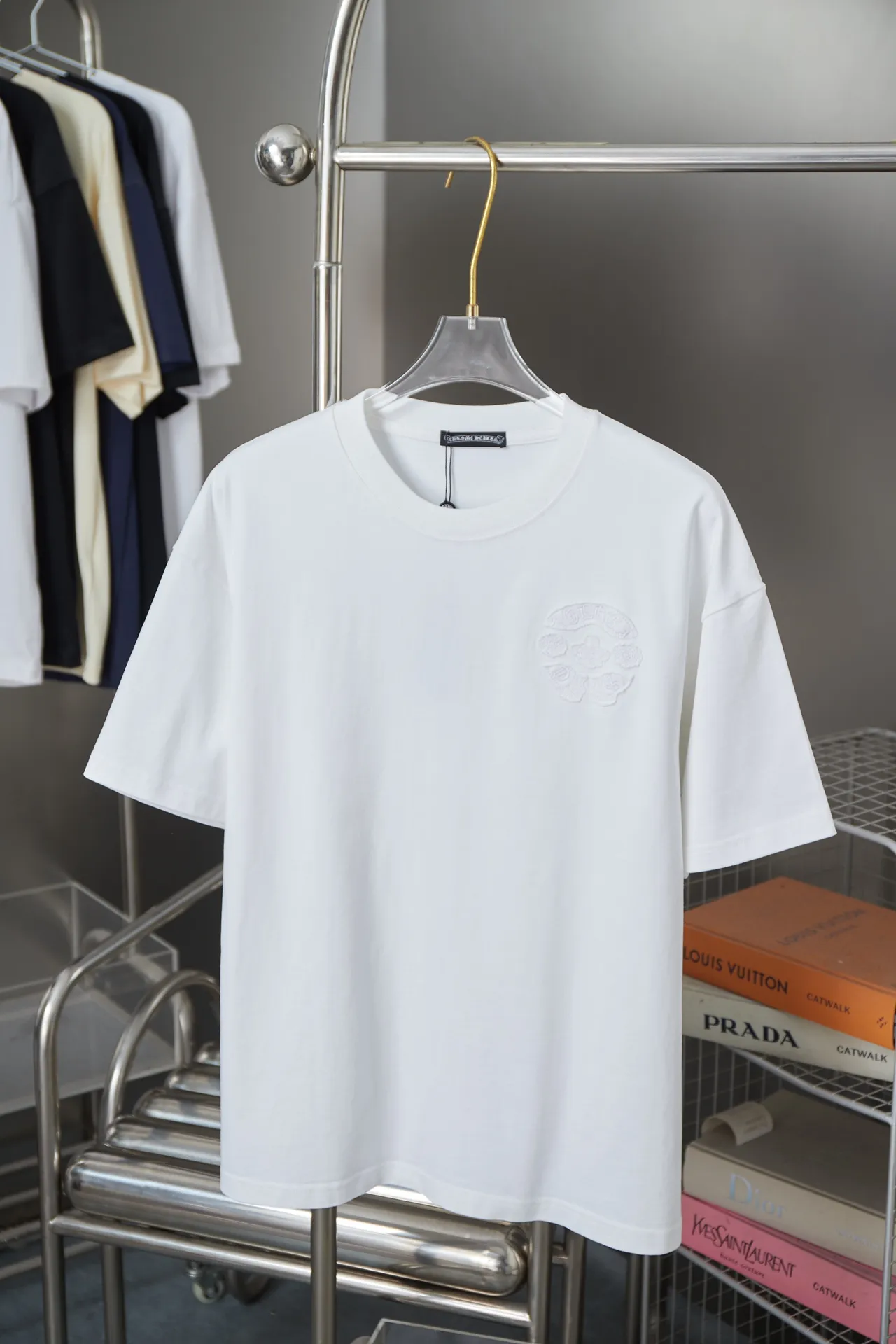 🅿️200 Ch*ome Hearte 25SS early spring new style, appliqué embroidered heart cross short sleeves, light luxury, essential item for daily commuting for men and women, correct version, welcome to compare, detailed features · 320g 100% pure cotton double yarn jersey fabric · Custom dyed in the same vat, special thickened 32 pieces double-strand 1X1 thread · Imported Tajima machine embroidery tatami embroidery ➕This cloth patch embroidery · Hand-stitched Croxin hardware · Double-needle cross-stitching process · Original main mark, washed tag, branded moisture-proof paper packaging Color: black/white/pink Size: S/M/L/XL
